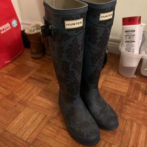 Size 6 brand new Hunter Boots. Green with pattern